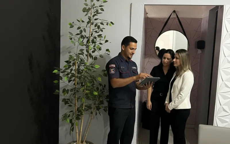 Equipe do Centro Automotivo Sorocaba orientando clientes